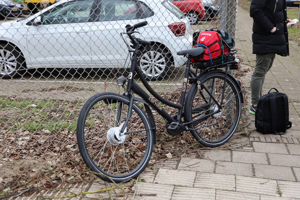 E-biker botst op spatbord van auto