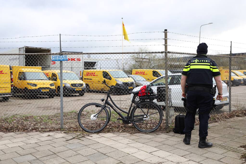 E-biker botst op spatbord van auto