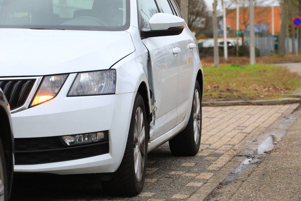 E-biker botst op spatbord van auto