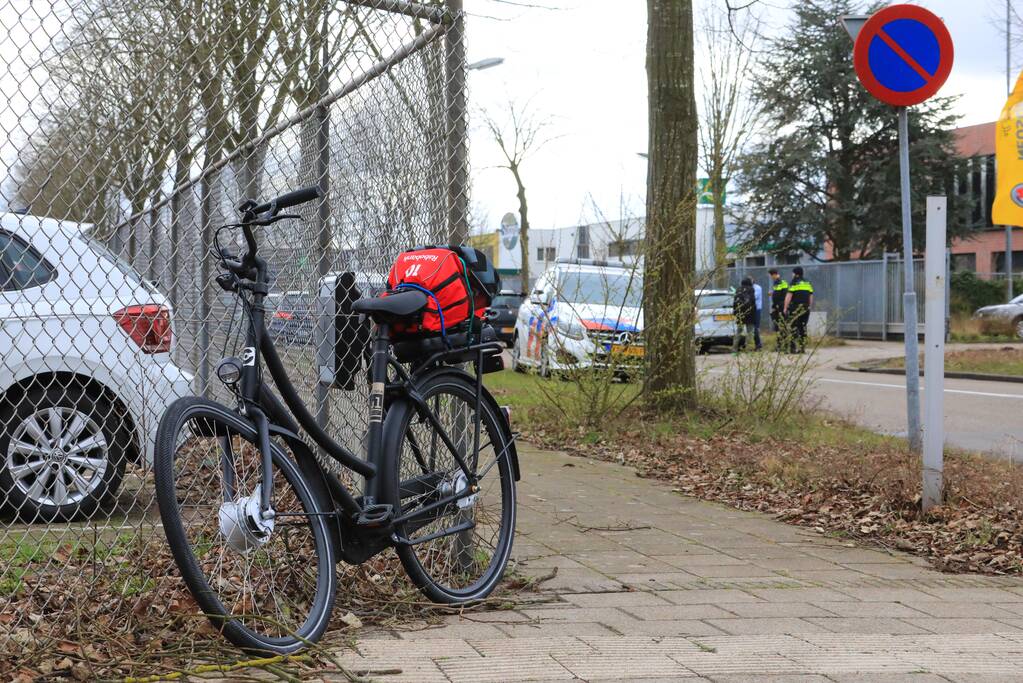 E-biker botst op spatbord van auto