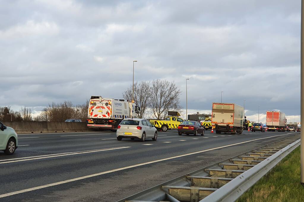 Snelweg dicht na ongeval met meerdere voertuigen