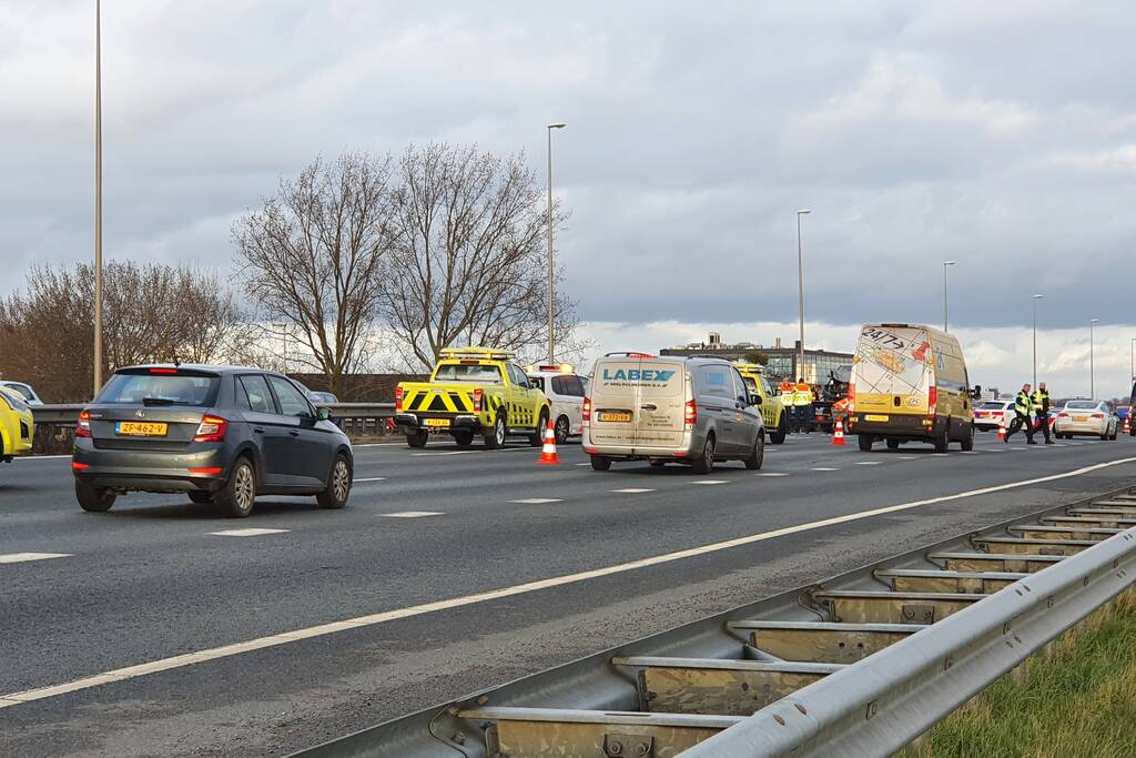 Snelweg dicht na ongeval met meerdere voertuigen