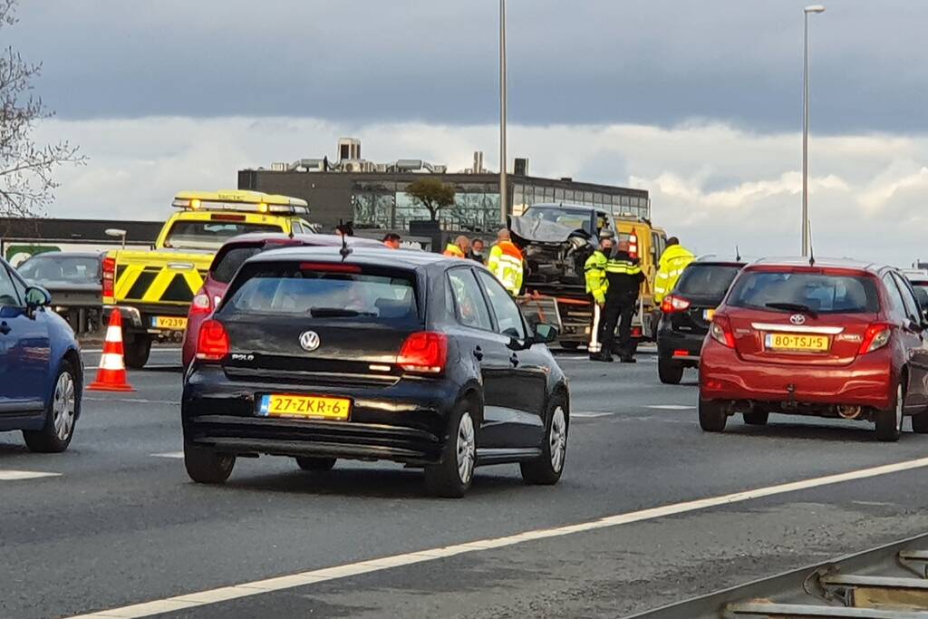 Snelweg dicht na ongeval met meerdere voertuigen