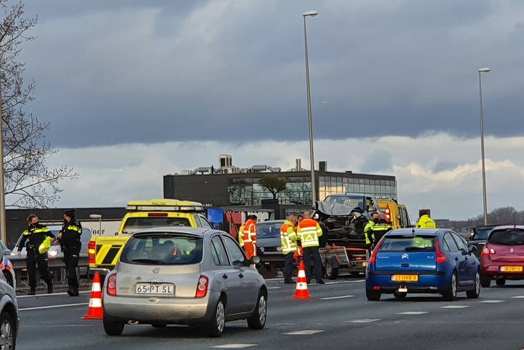 Snelweg dicht na ongeval met meerdere voertuigen