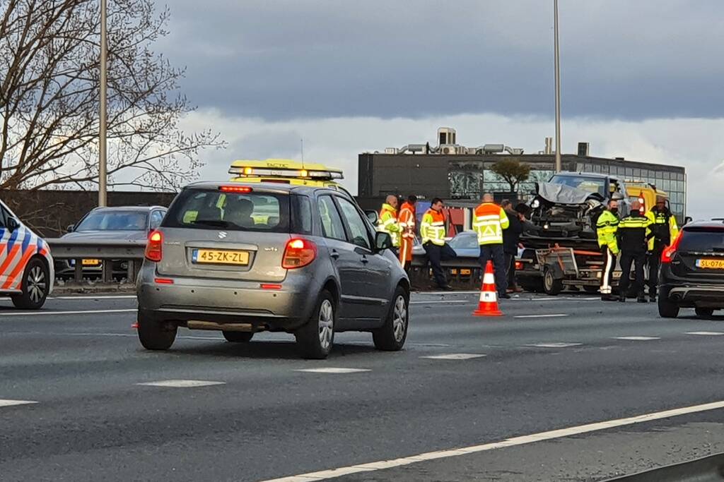 Snelweg dicht na ongeval met meerdere voertuigen