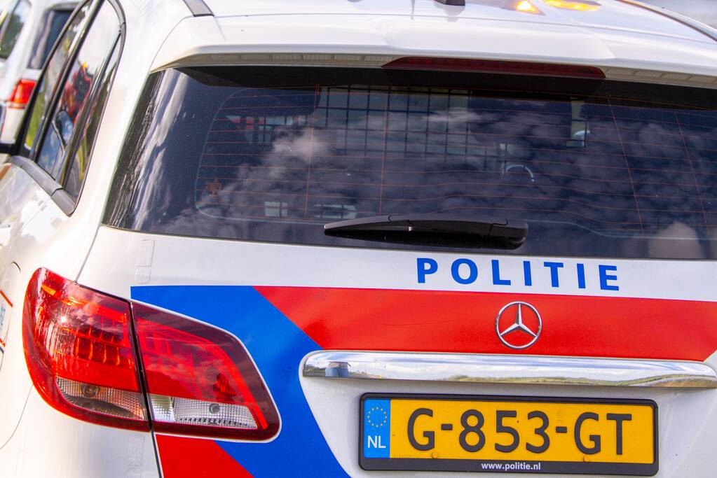Fietser en politieauto botsen bij Winkelcentrum Overvecht