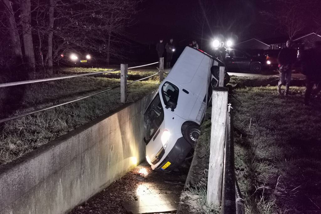 Bestelbus rijdt veetunnel in
