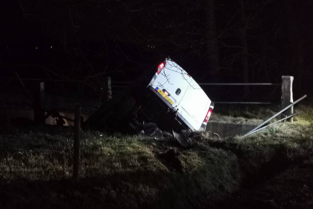 Bestelbus rijdt veetunnel in