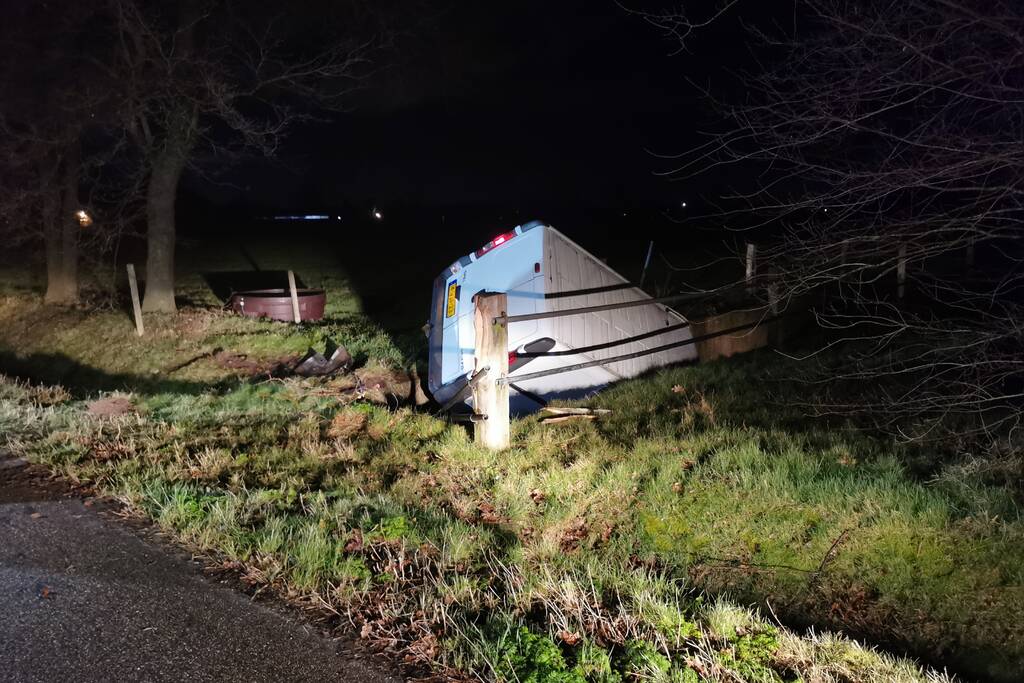 Bestelbus rijdt veetunnel in