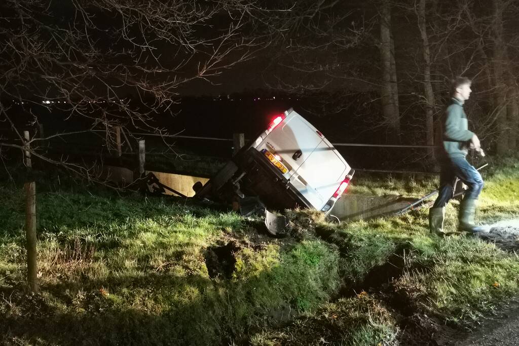Bestelbus rijdt veetunnel in