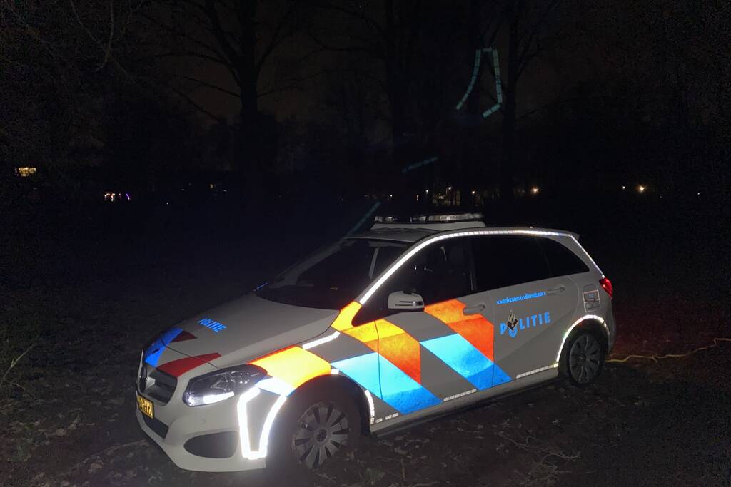 Politievoertuig vast in modder