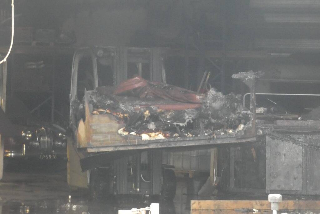 Oldtimers beschadigd door brand in loods