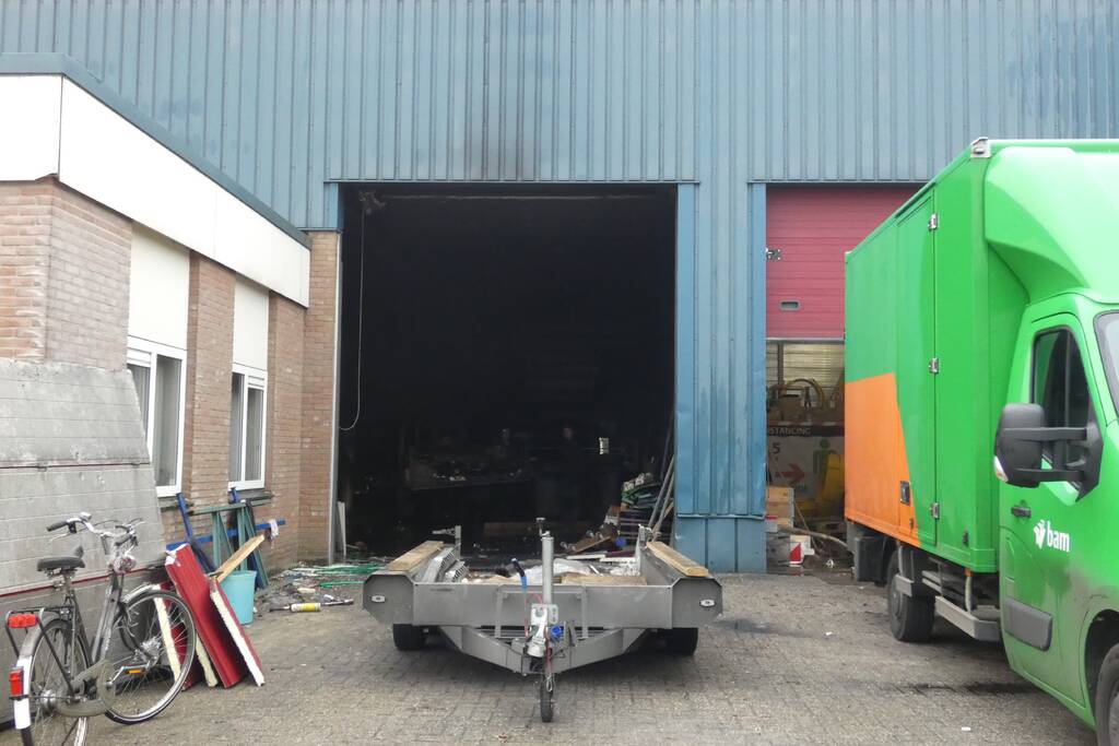 Oldtimers beschadigd door brand in loods