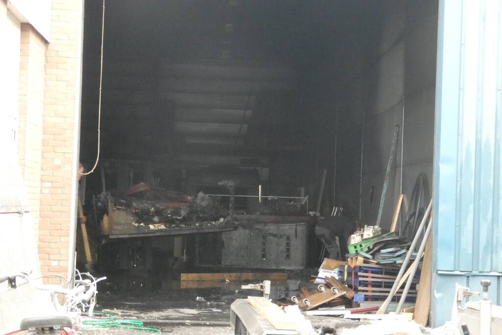 Oldtimers beschadigd door brand in loods