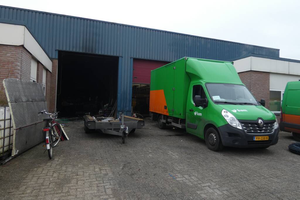 Oldtimers beschadigd door brand in loods