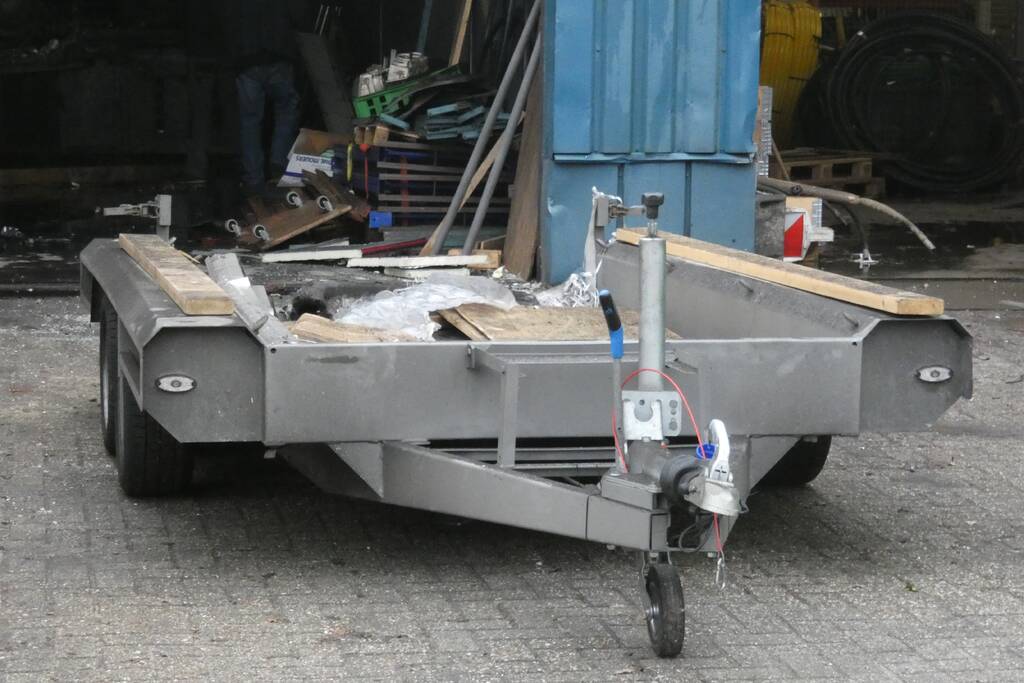 Oldtimers beschadigd door brand in loods