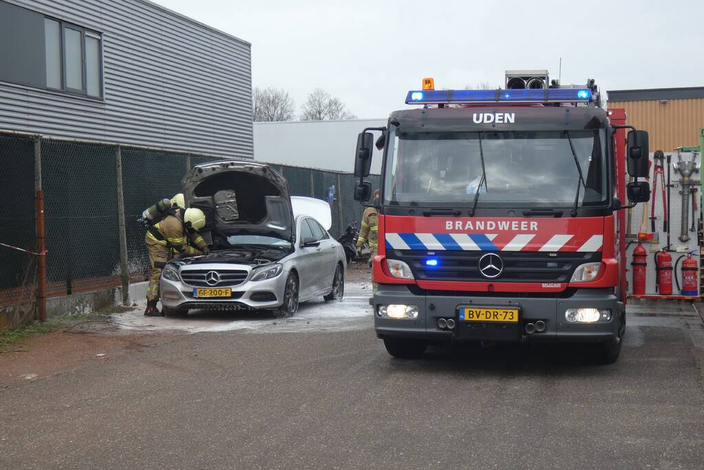 Geparkeerde Mercedes vliegt spontaan in brand