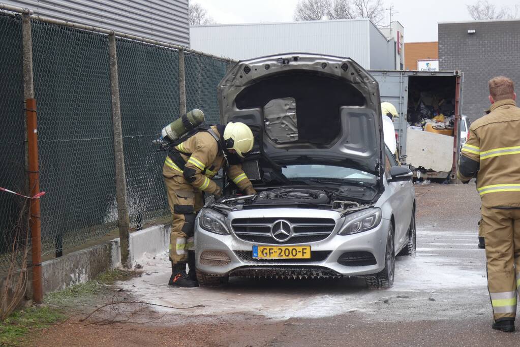 Geparkeerde Mercedes vliegt spontaan in brand