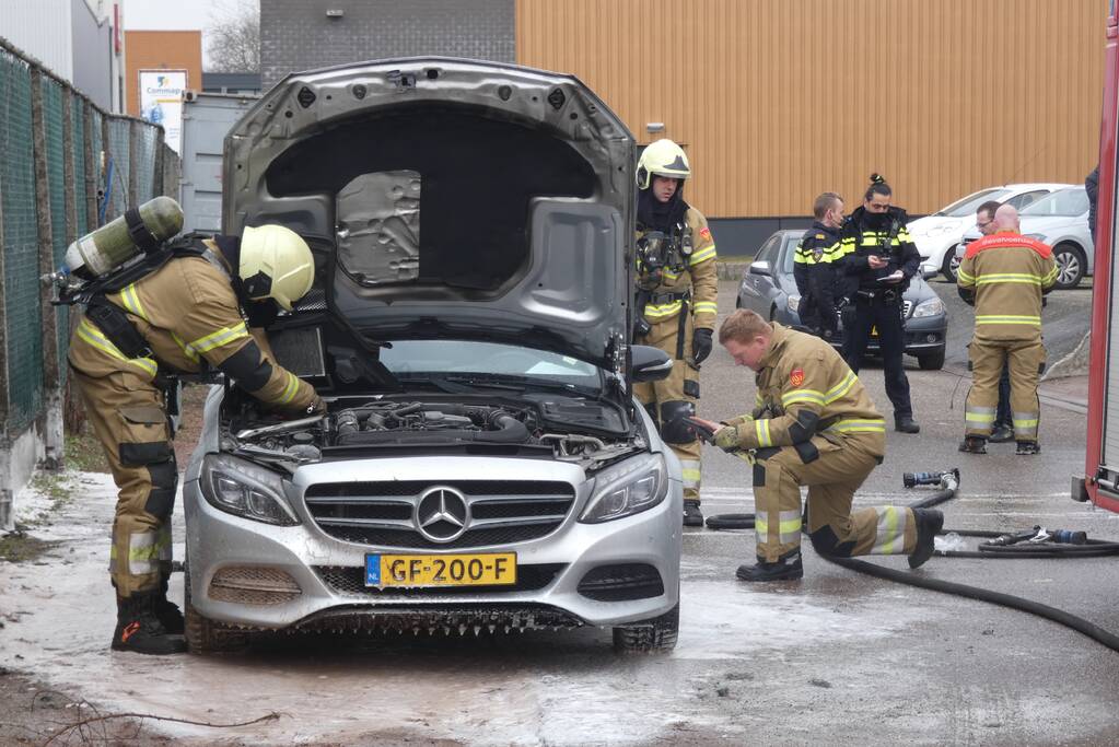 Geparkeerde Mercedes vliegt spontaan in brand