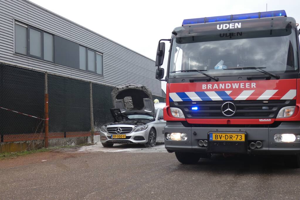 Geparkeerde Mercedes vliegt spontaan in brand