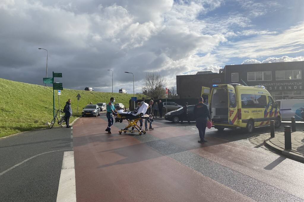 Fietser botst tegen portier auto en raakt gewond
