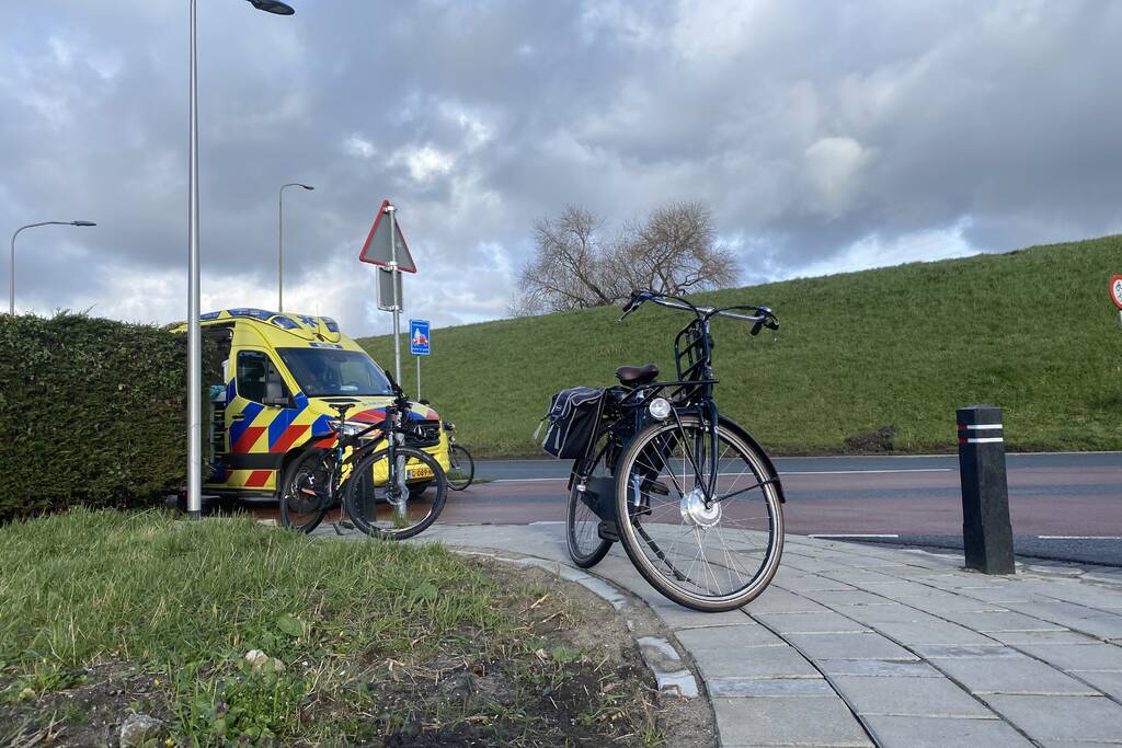 Fietser botst tegen portier auto en raakt gewond