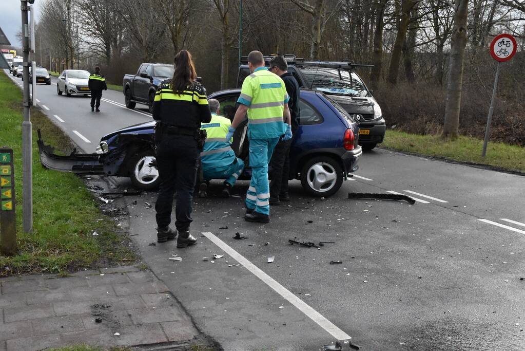 Persoon gewond bij botsing tussen twee voertuigen