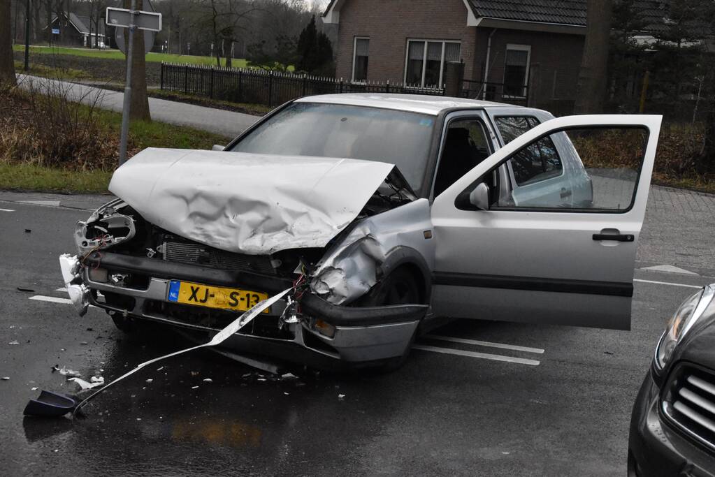 Persoon gewond bij botsing tussen twee voertuigen