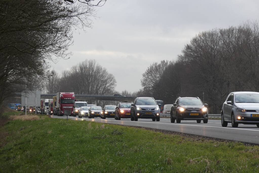 File na aanrijding tussen drie voertuigen