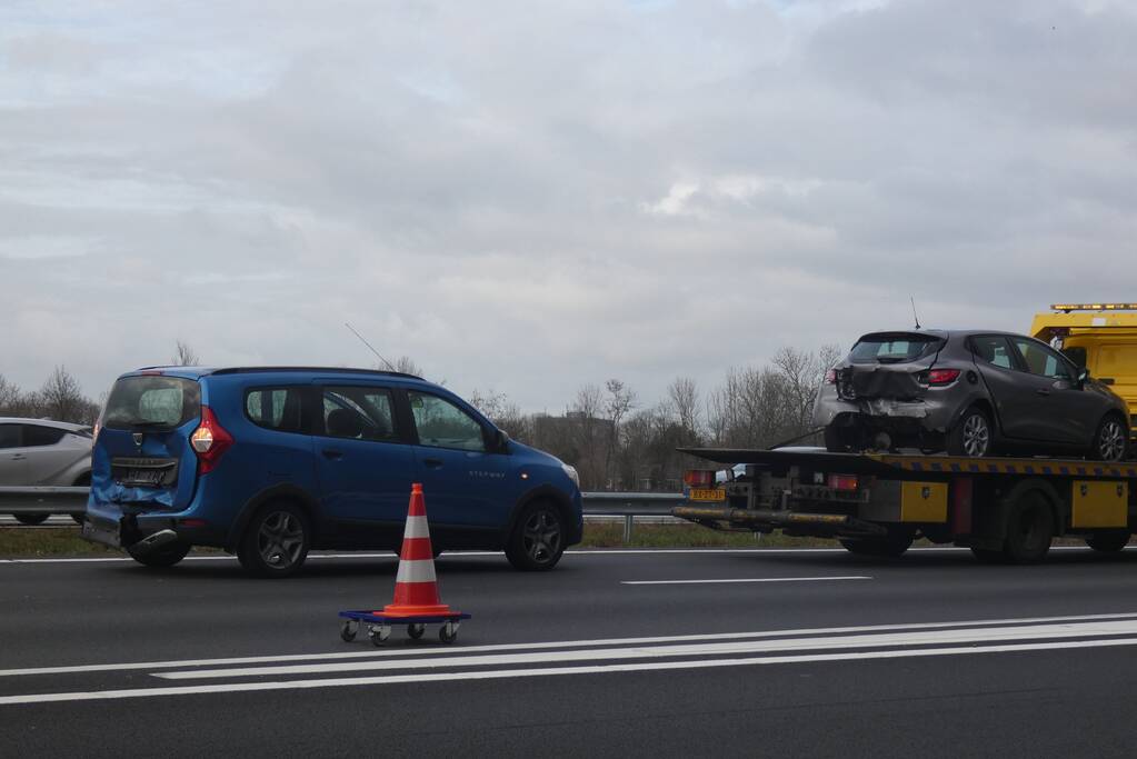File na aanrijding tussen drie voertuigen