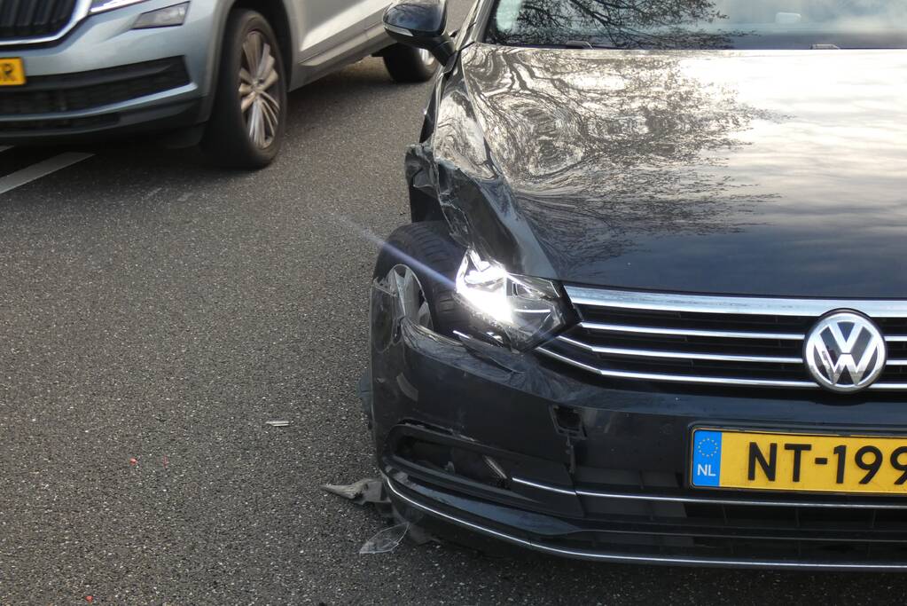 Bestuurders zien elkaar over het hoofd en komen in botsing