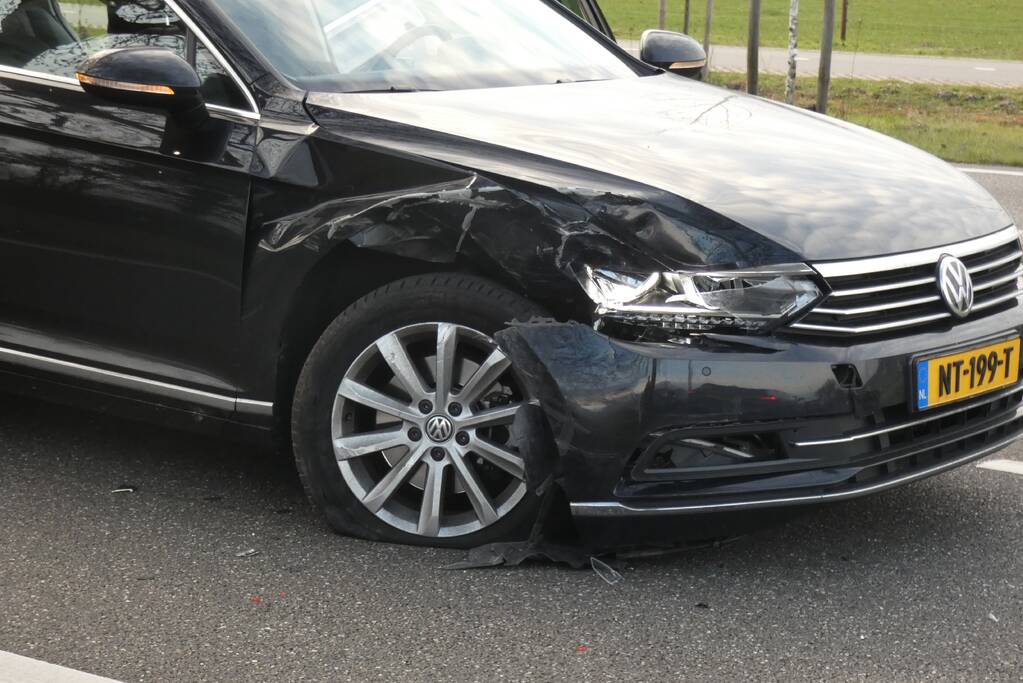 Bestuurders zien elkaar over het hoofd en komen in botsing