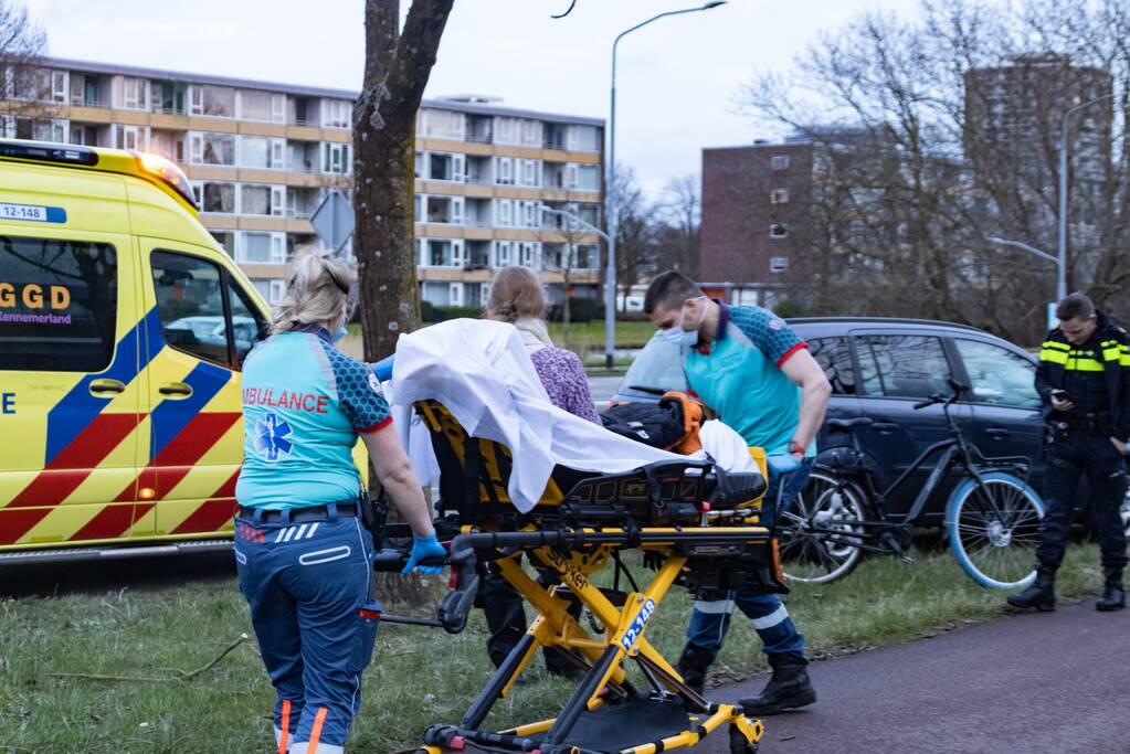 Maaltijdbezorger gewond bij botsing met personenauto