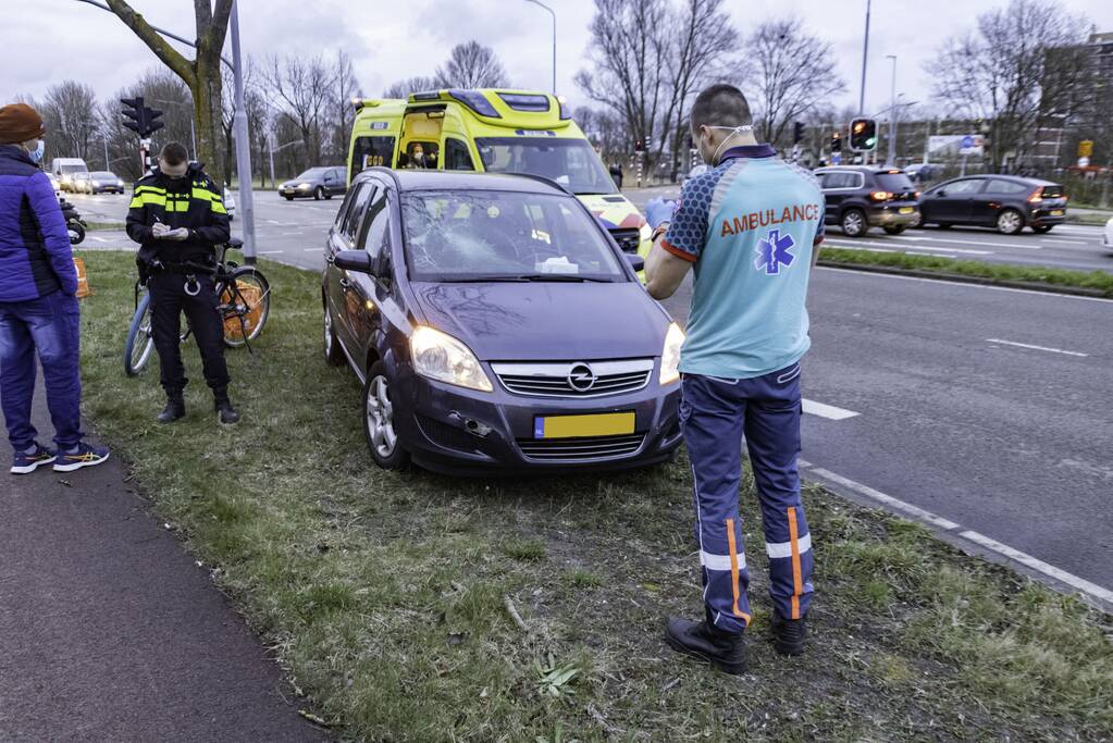 Maaltijdbezorger gewond bij botsing met personenauto