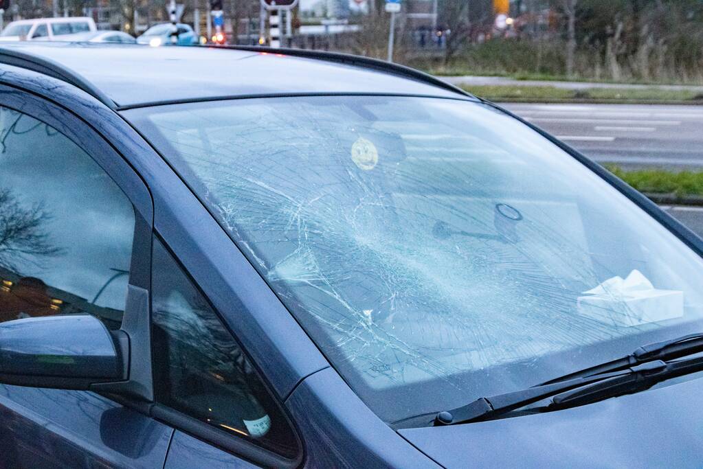Maaltijdbezorger gewond bij botsing met personenauto