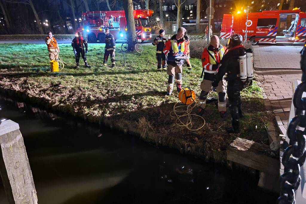 Brandweer zoekt in het water naar persoon