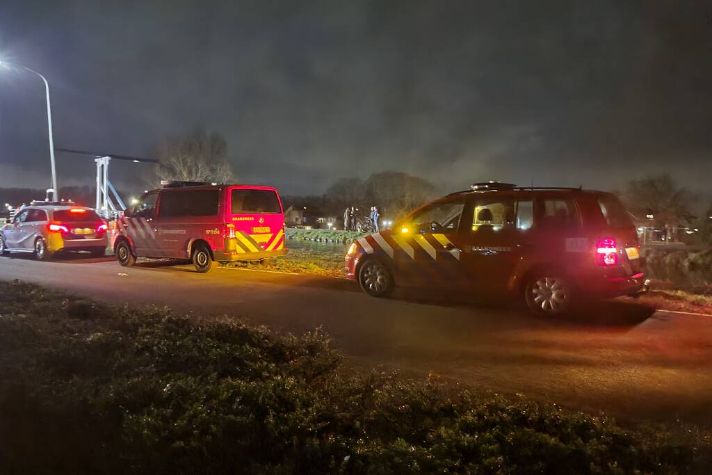 Brandweer zoekt in het water naar persoon