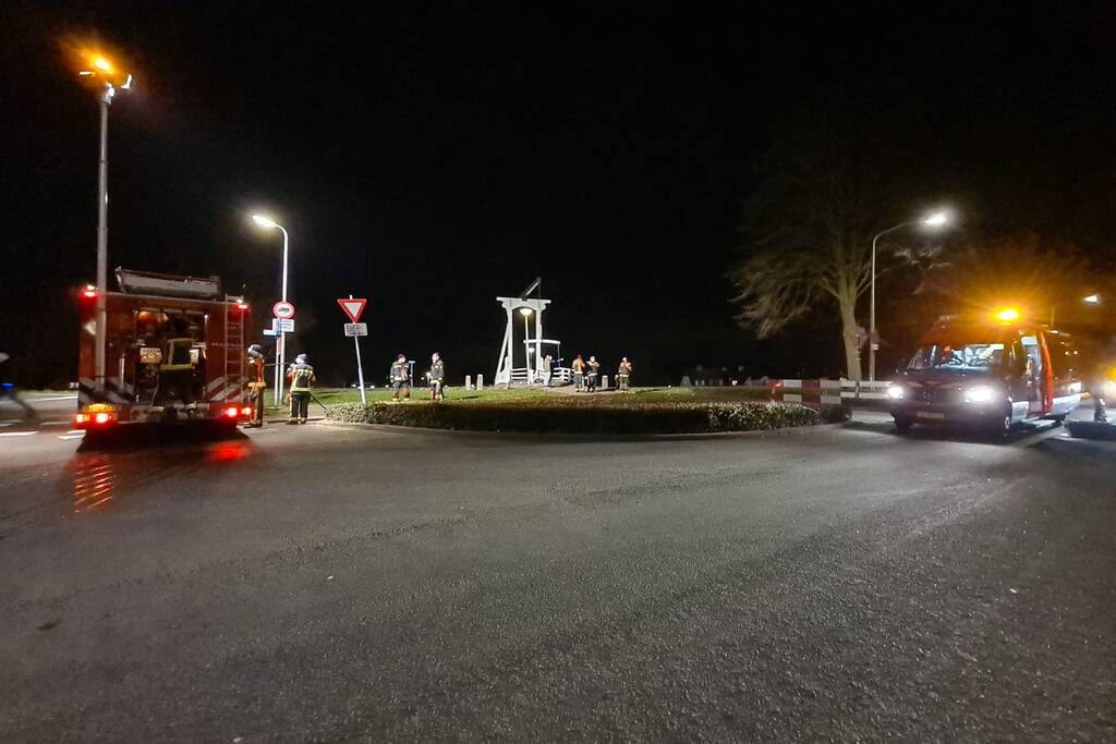 Brandweer zoekt in het water naar persoon