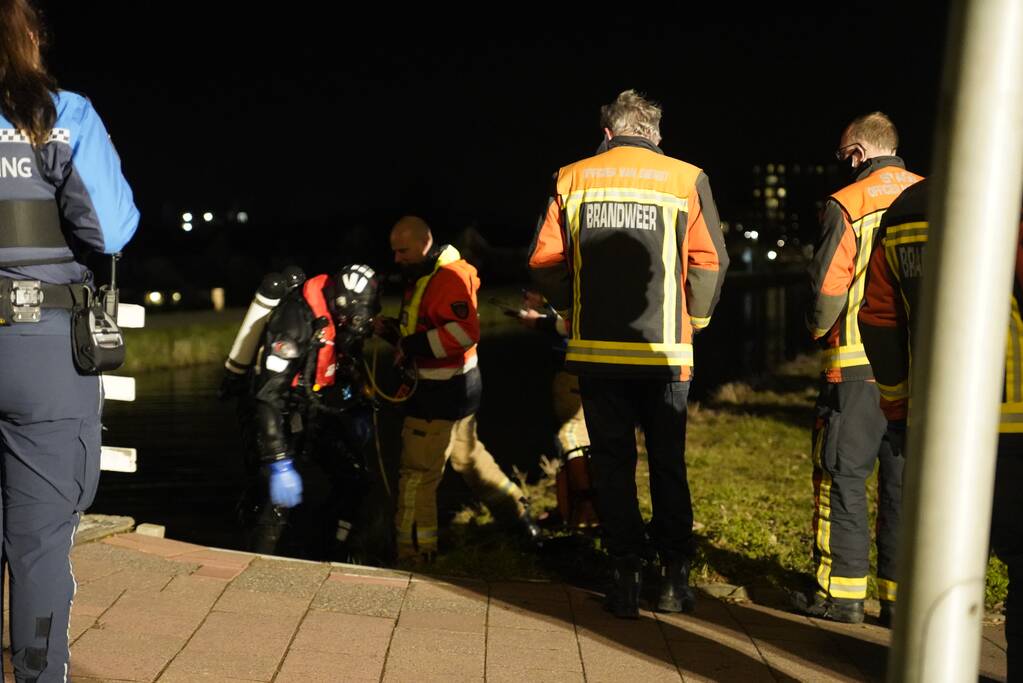 Brandweer zoekt in het water naar persoon