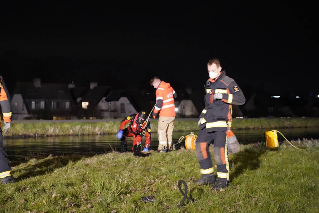 Brandweer zoekt in het water naar persoon