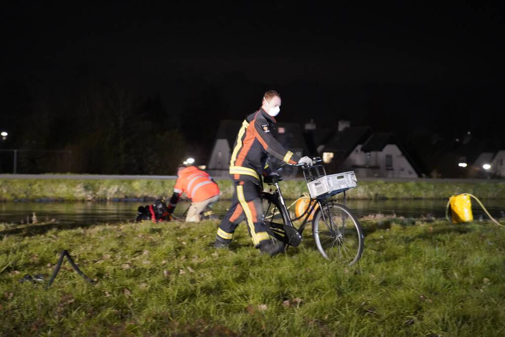 Brandweer zoekt in het water naar persoon
