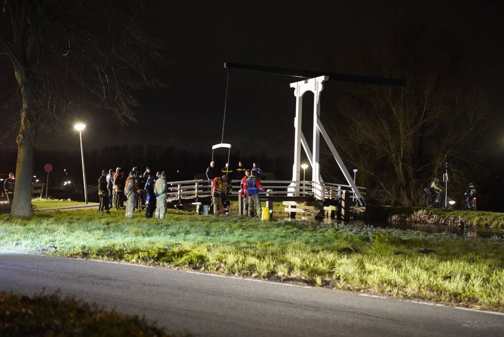 Brandweer zoekt in het water naar persoon