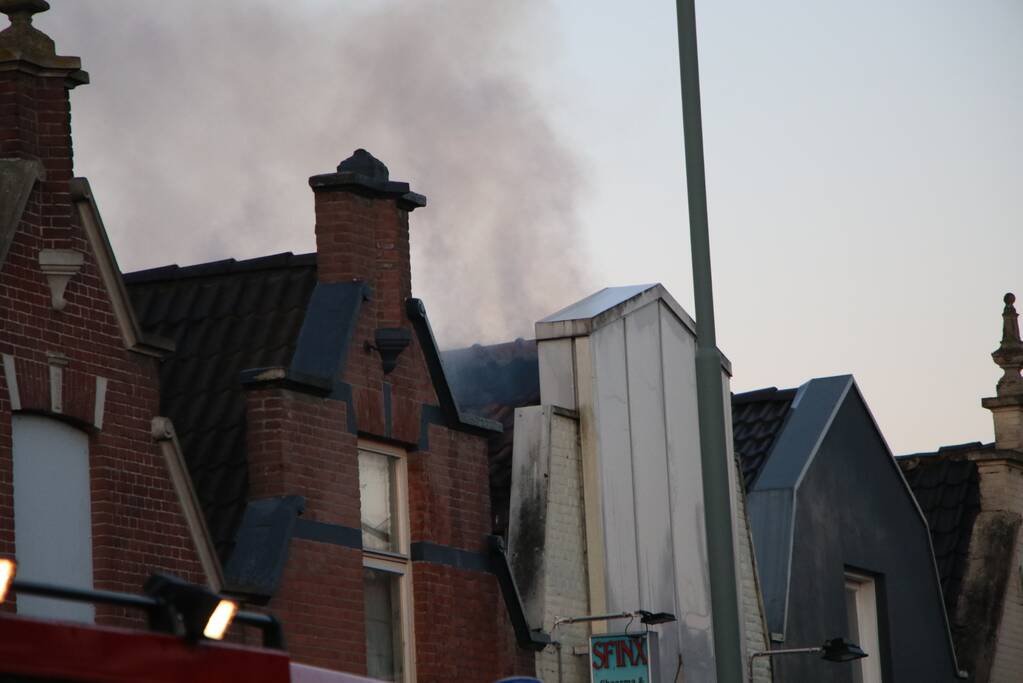 Grote uitslaande brand bij restaurant