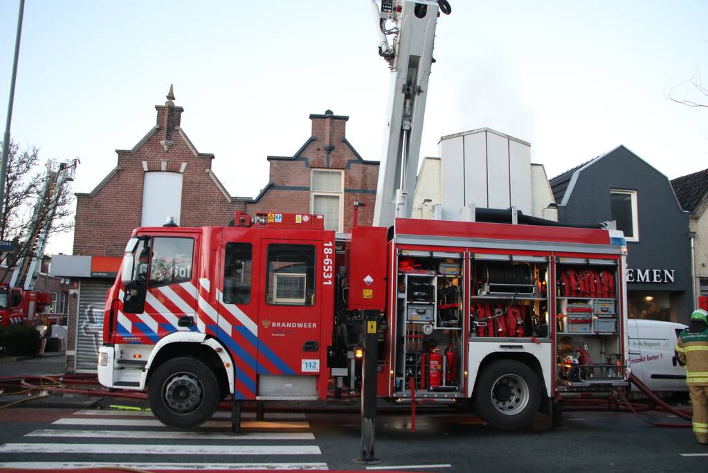 Grote uitslaande brand bij restaurant