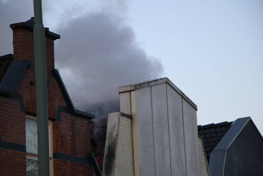 Grote uitslaande brand bij restaurant