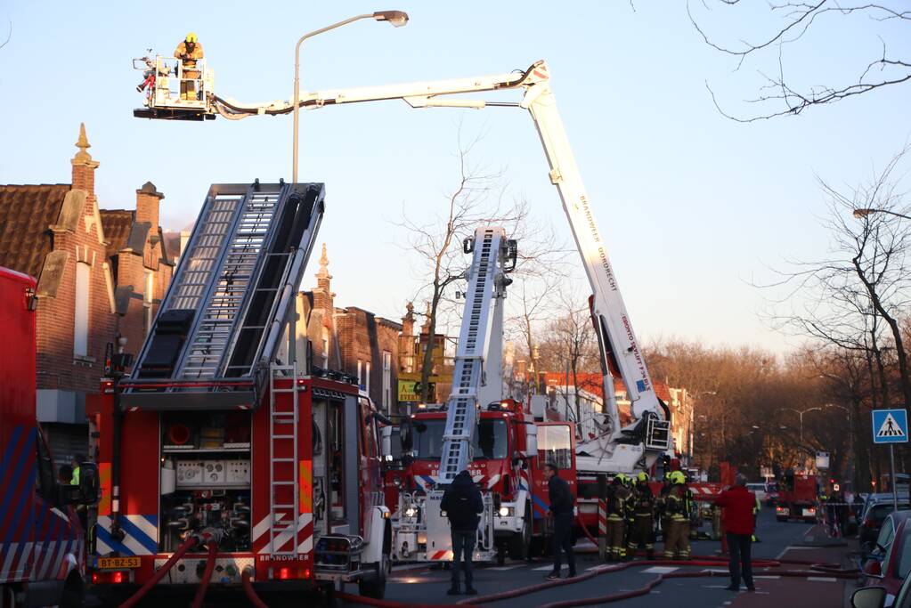 Grote uitslaande brand bij restaurant