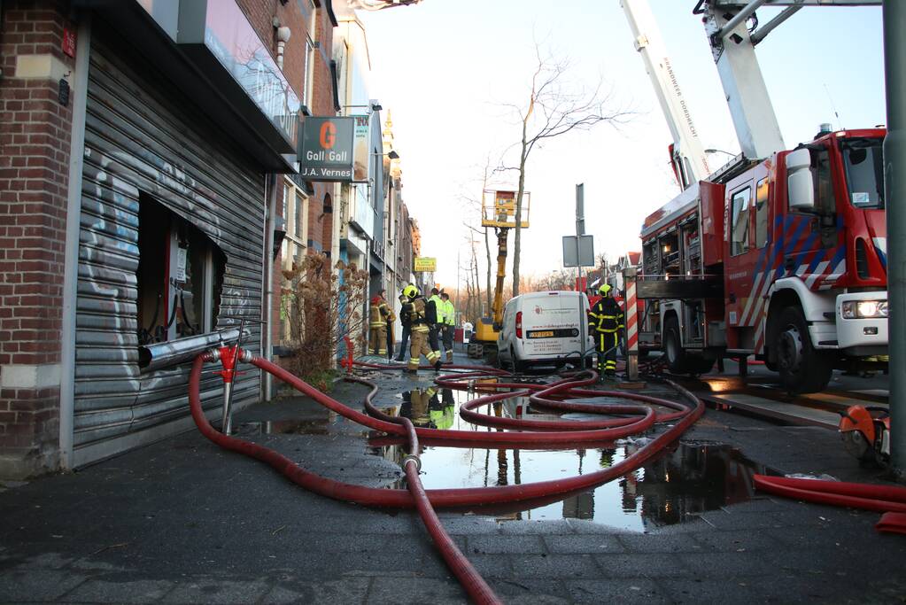 Grote uitslaande brand bij restaurant