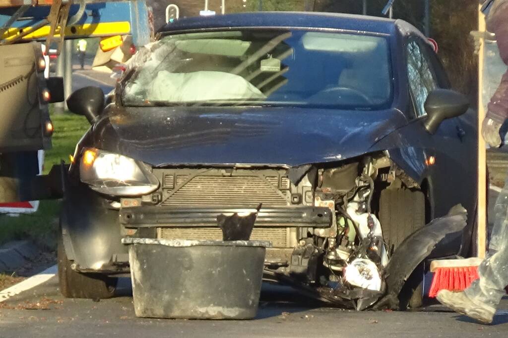 Personenwagen en vrachtwagen botsen met elkaar