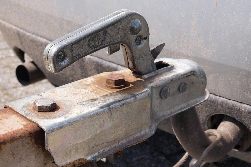 Mannen proberen aanhanger te stelen maar worden betrapt