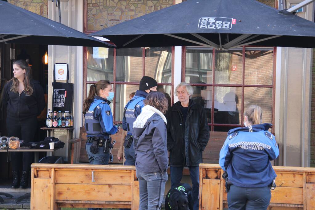 Handhaving doet onderzoek bij café De Strohoed